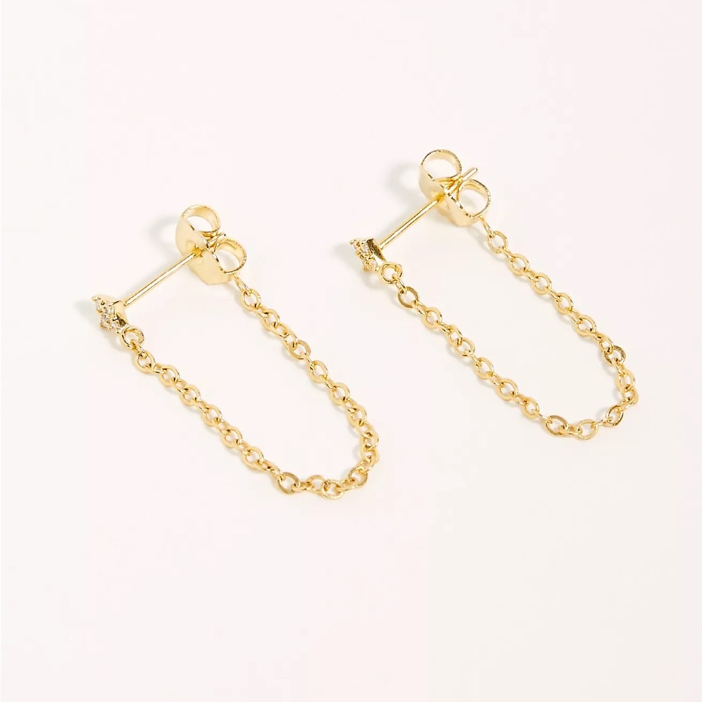NWOT Gold Shimmering Star Chain Earrings OS